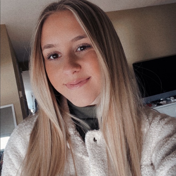 Meet your Posher, Kayla - Picture 1 of 2